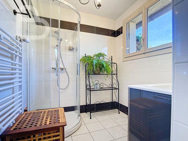 Frayssinet-le-Gélat (46250) Maison en pierre avec deux granges, gîte et prairies clôturées