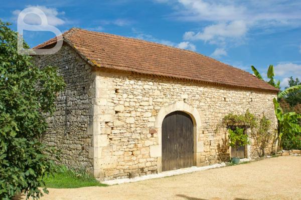 Frayssinet-le-Gélat (46250) Maison en pierre avec deux granges, gîte et prairies clôturées
