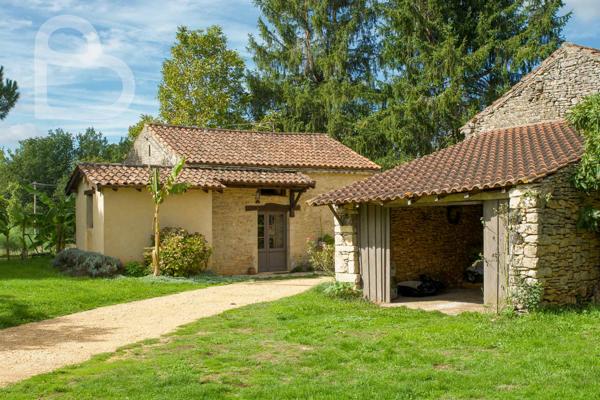 Frayssinet-le-Gélat (46250) Maison en pierre avec deux granges, gîte et prairies clôturées