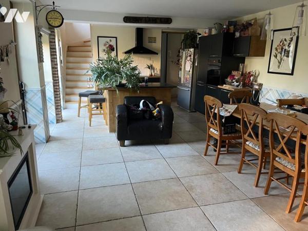 Maison avec 5 chambres, double garage, jardin