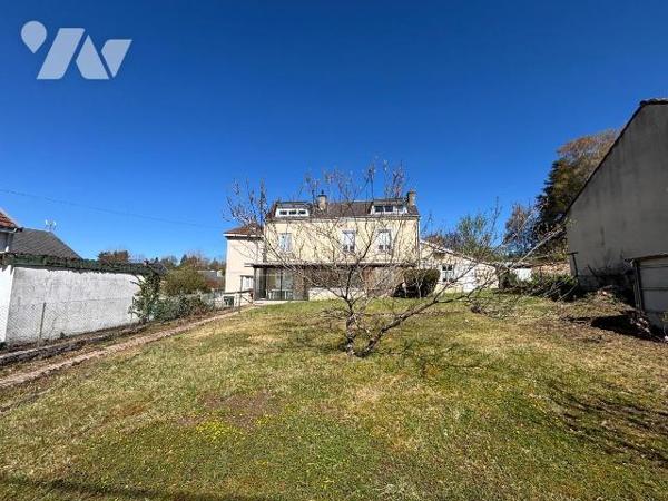 Nouveau mandat, charmante maison de ville située sur les hauteurs de Sedan comprenant:

- au ...