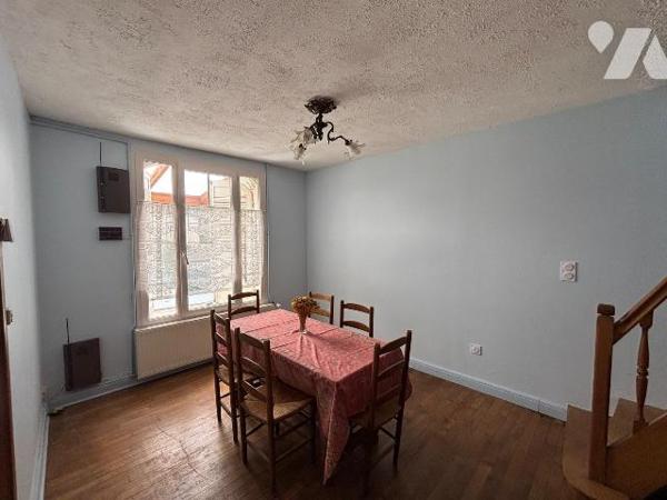 Nouveau mandat, charmante maison de ville située sur les hauteurs de Sedan comprenant:

- au ...
