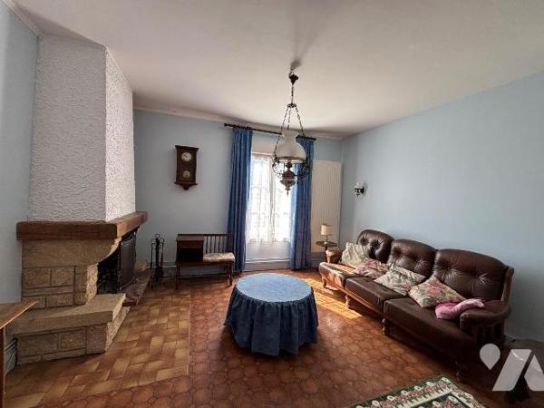 Nouveau mandat, charmante maison de ville située sur les hauteurs de Sedan comprenant:

- au ...