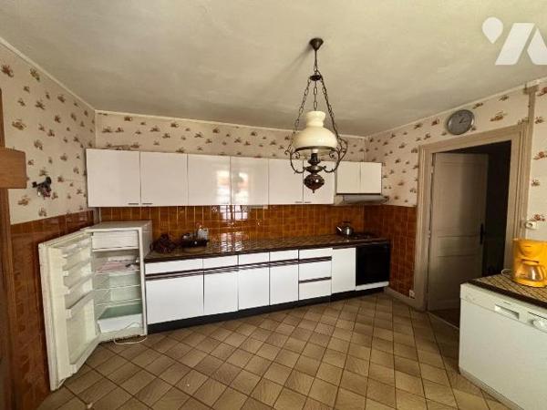 Nouveau mandat, charmante maison de ville située sur les hauteurs de Sedan comprenant:

- au ...