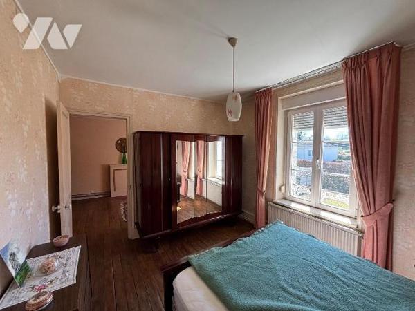 Nouveau mandat, charmante maison de ville située sur les hauteurs de Sedan comprenant:

- au ...