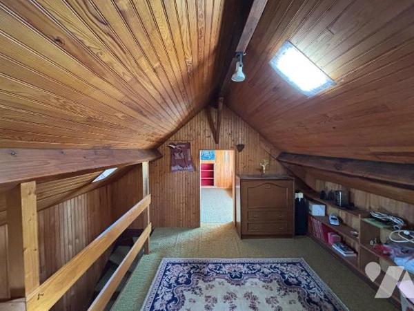 Nouveau mandat, charmante maison de ville située sur les hauteurs de Sedan comprenant:

- au ...