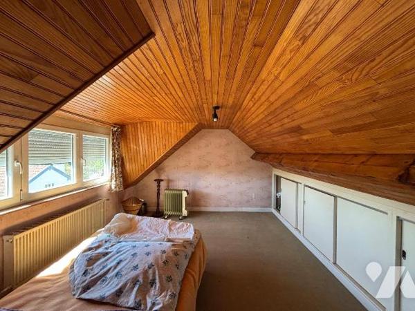 Nouveau mandat, charmante maison de ville située sur les hauteurs de Sedan comprenant:

- au ...