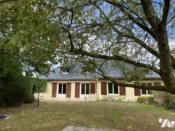 BRIOLLAY dans la bourg grande maison familliale