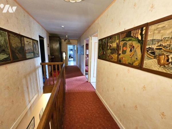 BRIOLLAY dans la bourg grande maison familliale