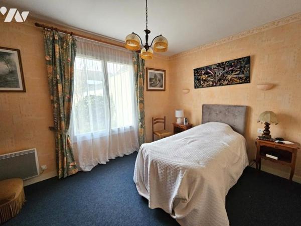 BRIOLLAY dans la bourg grande maison familliale