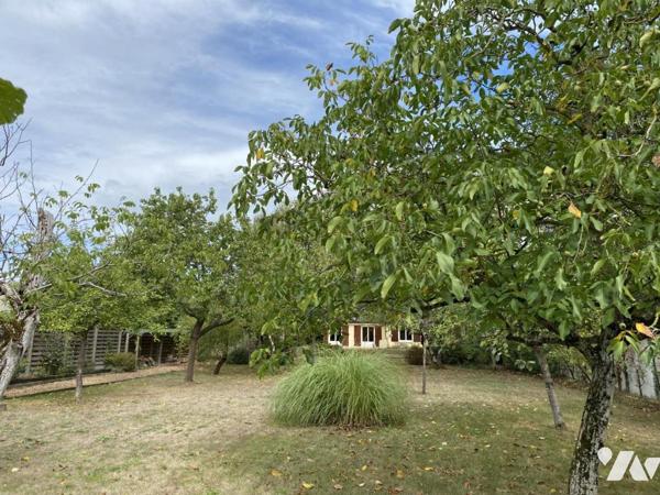 BRIOLLAY dans la bourg grande maison familliale