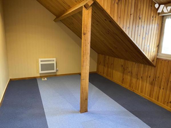 BRIOLLAY dans la bourg grande maison familliale