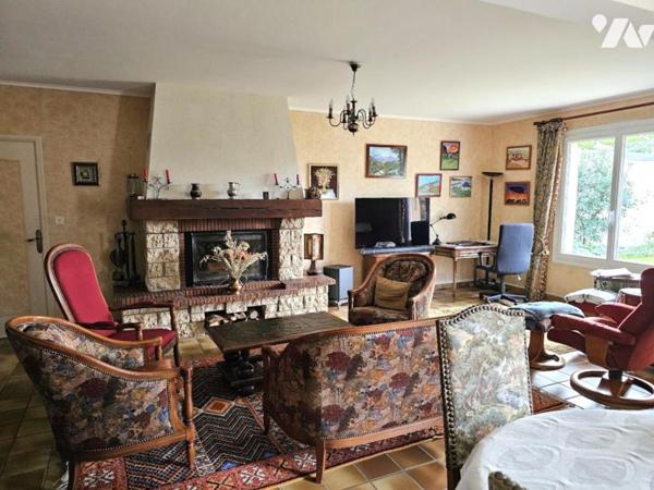 BRIOLLAY dans la bourg grande maison familliale