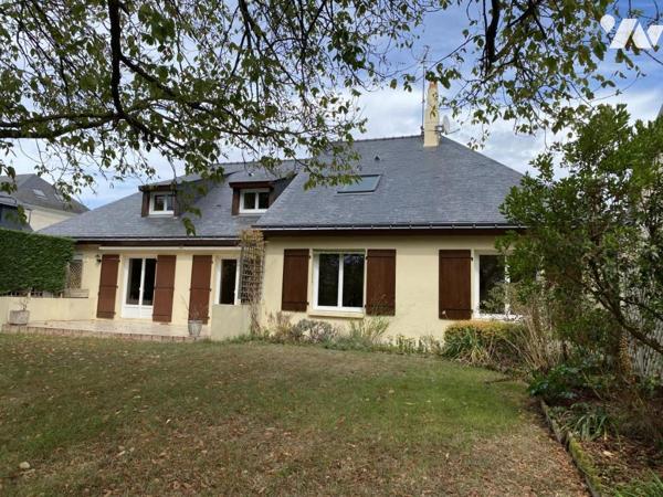 BRIOLLAY dans la bourg grande maison familliale