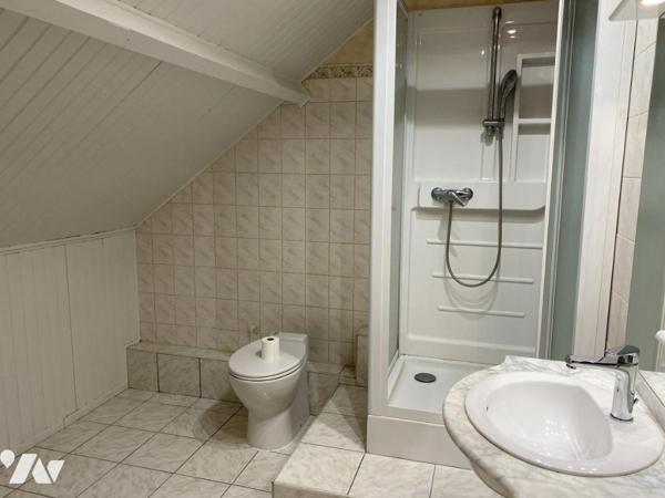 BRIOLLAY dans la bourg grande maison familliale