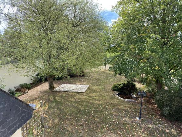 BRIOLLAY dans la bourg grande maison familliale