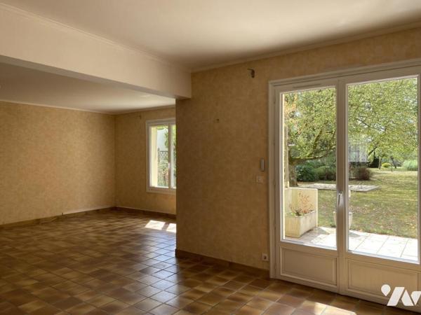 BRIOLLAY dans la bourg grande maison familliale