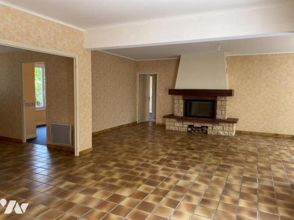 BRIOLLAY dans la bourg grande maison familliale