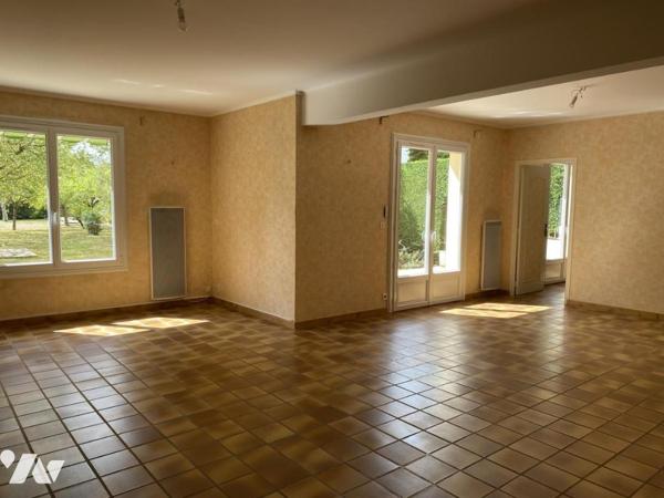 BRIOLLAY dans la bourg grande maison familliale