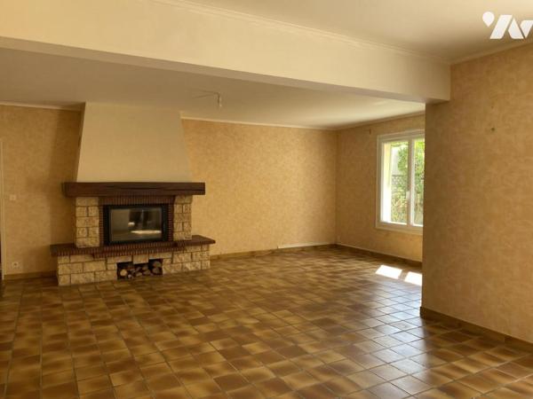 BRIOLLAY dans la bourg grande maison familliale