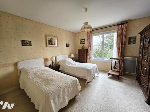 BRIOLLAY dans la bourg grande maison familliale