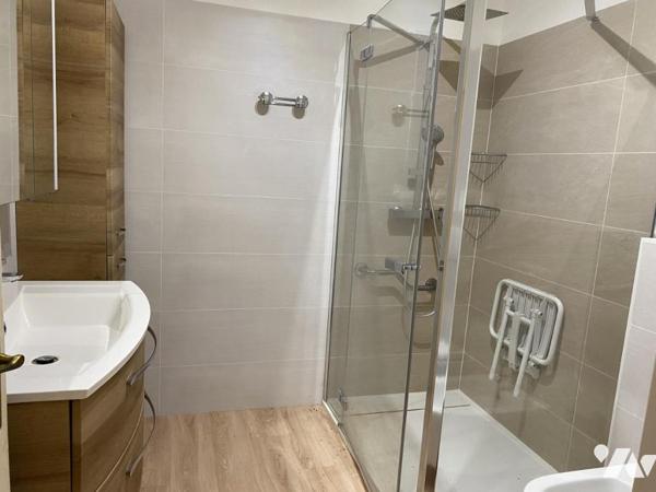 BRIOLLAY dans la bourg grande maison familliale