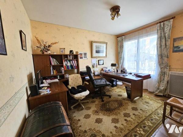 BRIOLLAY dans la bourg grande maison familliale