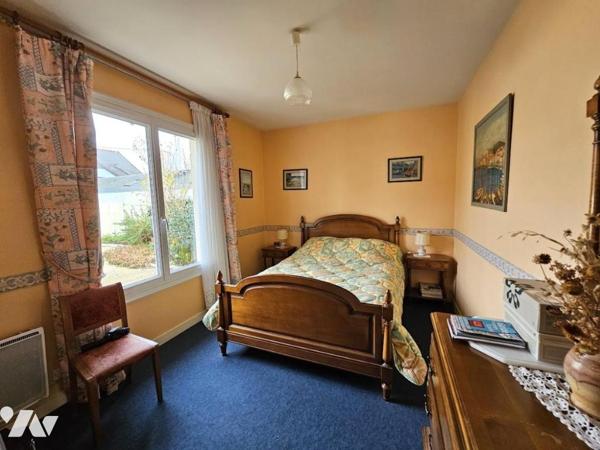 BRIOLLAY dans la bourg grande maison familliale