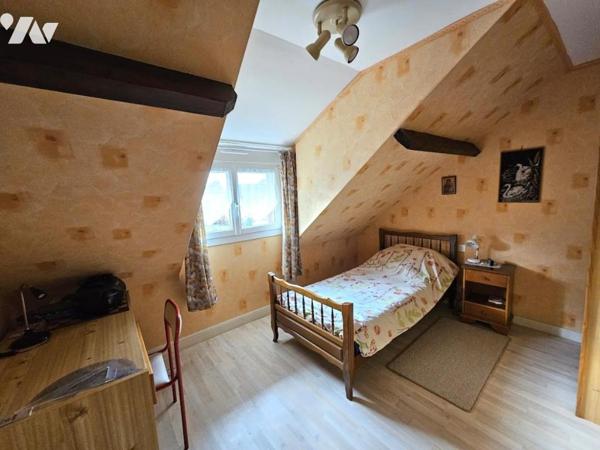 BRIOLLAY dans la bourg grande maison familliale