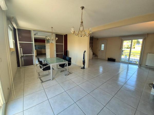 Découvrez cette magnifique maison qui allie confort, élégance et proximité avec toutes les commodités — une opportunité à ne pas manquer !