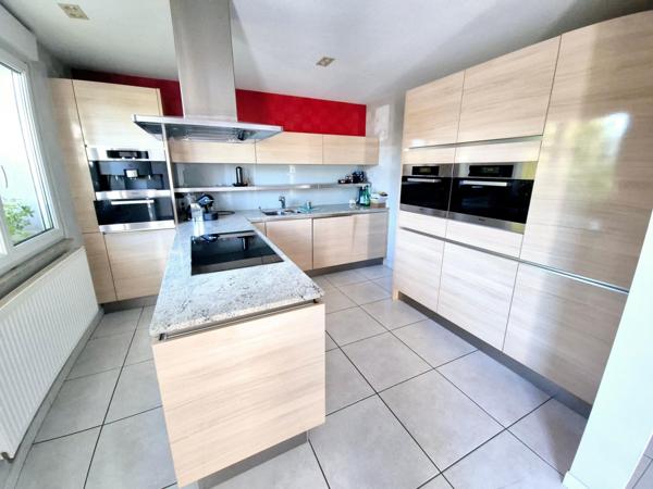 Découvrez cette magnifique maison qui allie confort, élégance et proximité avec toutes les commodités — une opportunité à ne pas manquer !