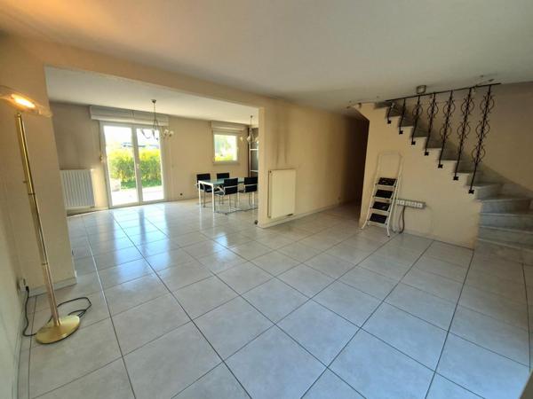 Découvrez cette magnifique maison qui allie confort, élégance et proximité avec toutes les commodités — une opportunité à ne pas manquer !