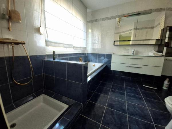 Découvrez cette magnifique maison qui allie confort, élégance et proximité avec toutes les commodités — une opportunité à ne pas manquer !