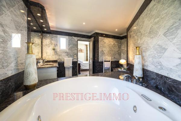 À vendre - Maison contemporaine, 10 pièces située à Saint-Cyprien (66750)