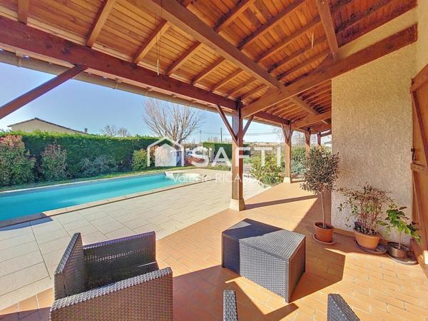 Maison en maçonnerie traditionnelle d'environ 144 m2 de type 5 avec piscine sur un terrain végétalisé de plus de 1450 m2.