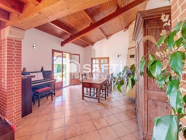 Maison en maçonnerie traditionnelle d'environ 144 m2 de type 5 avec piscine sur un terrain végétalisé de plus de 1450 m2.