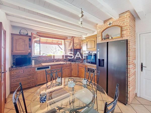 Maison en maçonnerie traditionnelle d'environ 144 m2 de type 5 avec piscine sur un terrain végétalisé de plus de 1450 m2.