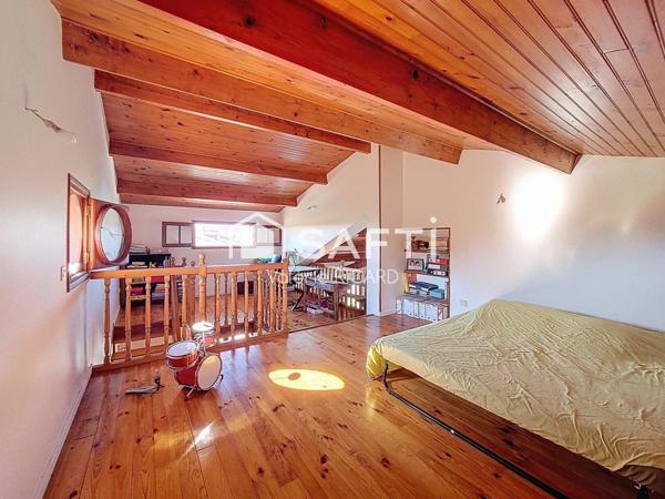 Maison en maçonnerie traditionnelle d'environ 144 m2 de type 5 avec piscine sur un terrain végétalisé de plus de 1450 m2.