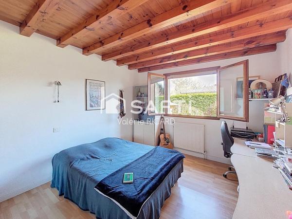 Maison en maçonnerie traditionnelle d'environ 144 m2 de type 5 avec piscine sur un terrain végétalisé de plus de 1450 m2.