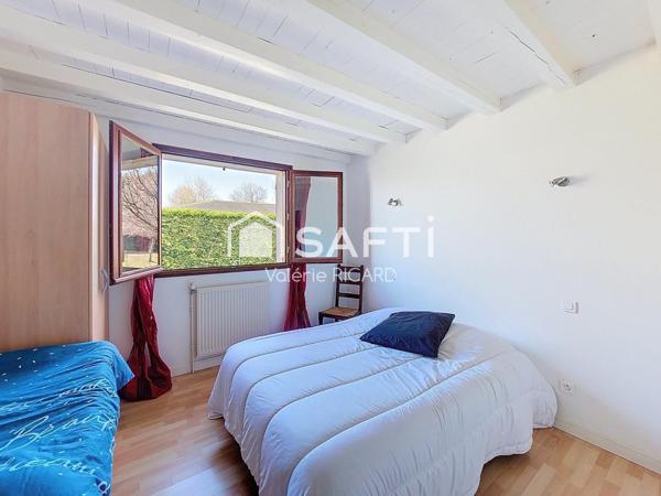 Maison en maçonnerie traditionnelle d'environ 144 m2 de type 5 avec piscine sur un terrain végétalisé de plus de 1450 m2.