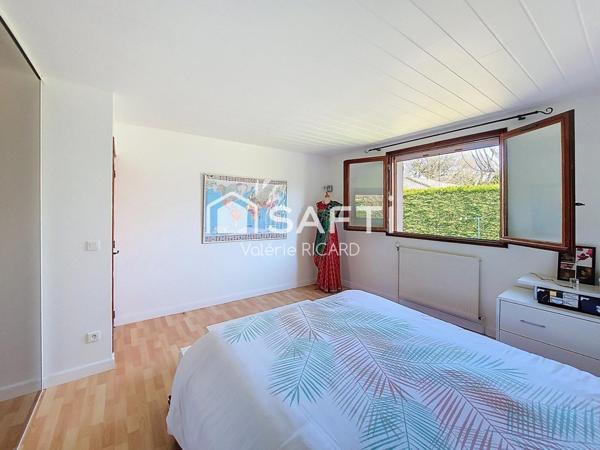 Maison en maçonnerie traditionnelle d'environ 144 m2 de type 5 avec piscine sur un terrain végétalisé de plus de 1450 m2.