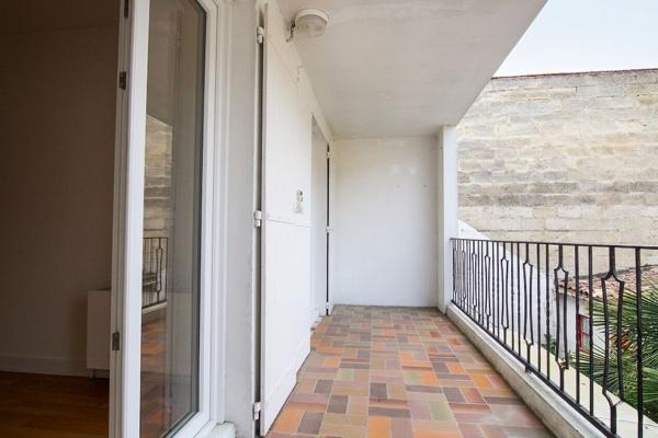 BORDEAUX HOTEL DE POLICE / T3 lumineux à rafraichir avec terrasse de 9m².