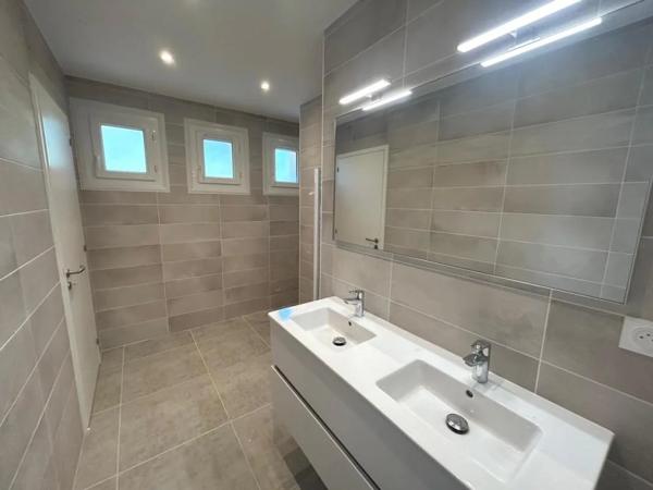 Appartement à louer à Chapelle-Villars (42410)