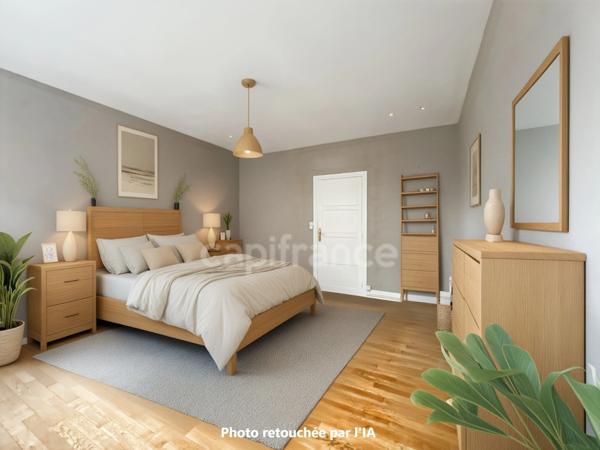 Appartement 118 m² : vaste séjour de 32 m², 3 chambres, cave, grenier et garage en plein centre de VIRE (14)