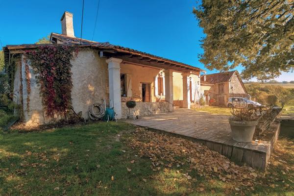 Belle maison en pierre dans un hameau paisible