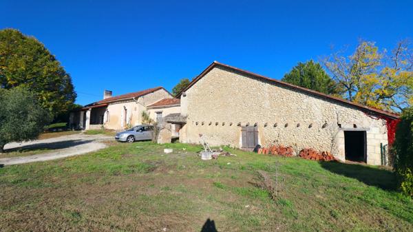 Belle maison en pierre dans un hameau paisible