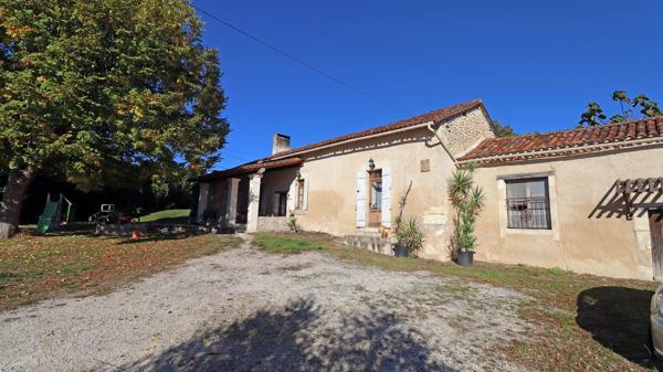 Belle maison en pierre dans un hameau paisible