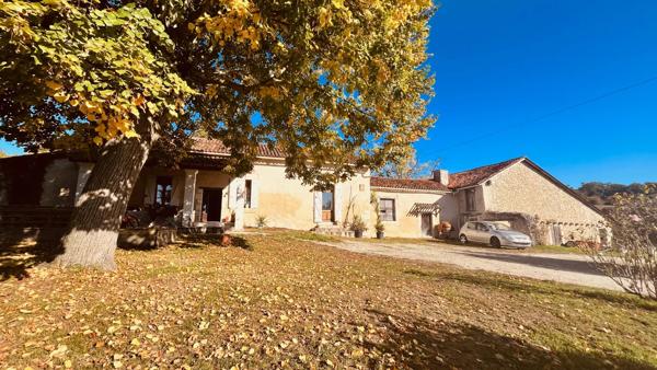 Belle maison en pierre dans un hameau paisible