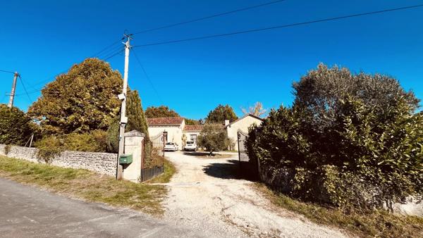Belle maison en pierre dans un hameau paisible