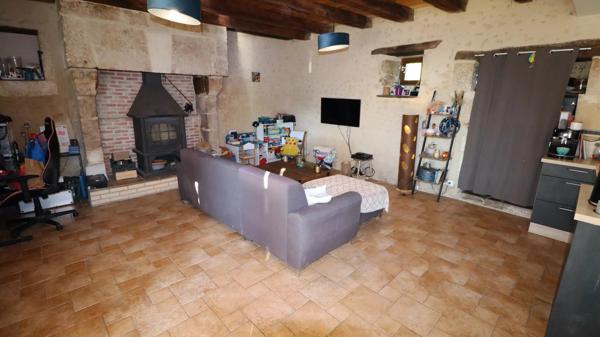 Belle maison en pierre dans un hameau paisible